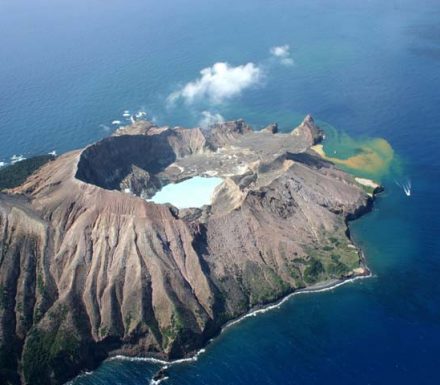 Au c ur du volcan  actif de  White  Island East West Travel